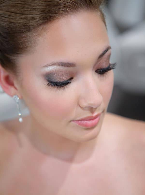 Closeup of bride's eyeshadow